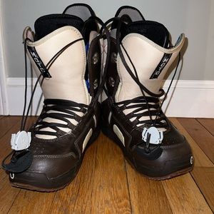 Women’s size 6 BURTON snowboarding boots